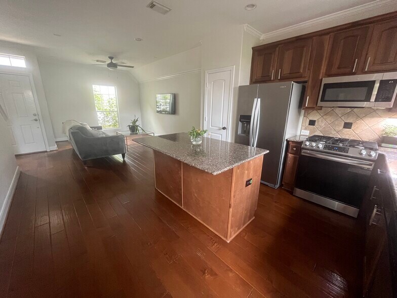 first floor - 1903 Fletcher St