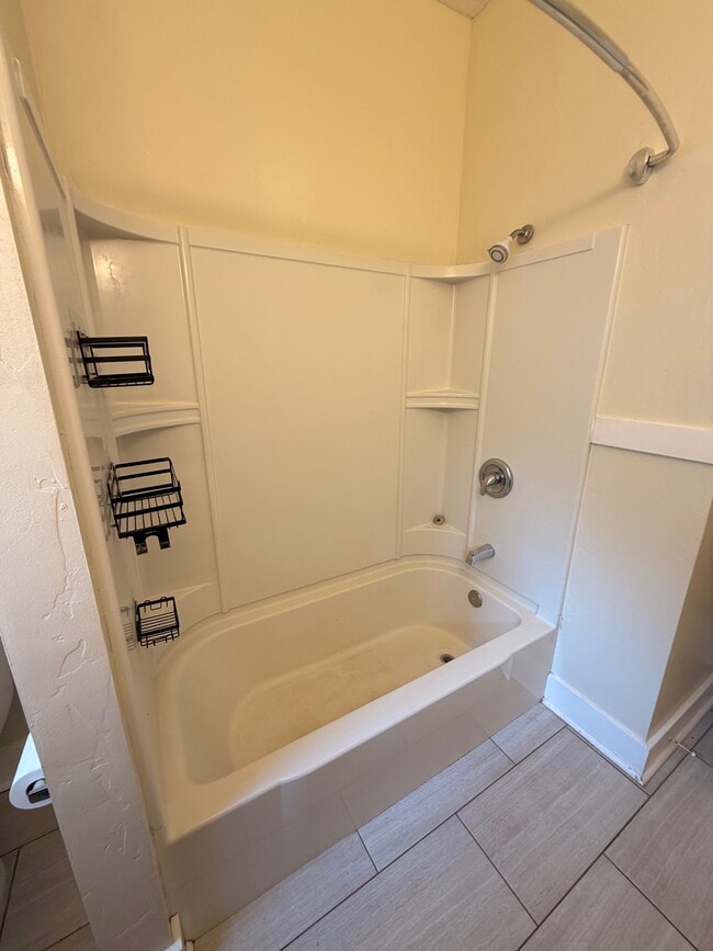 Building Photo - 1030 E 7th St