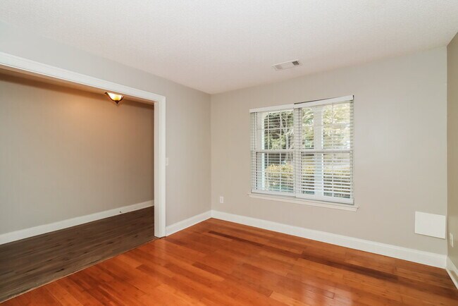 Building Photo - 118 Bainbridge Ct