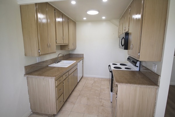 Building Photo - 301 Knob Hill Ave