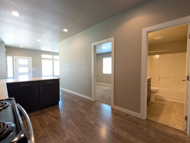 Building Photo - 2bdrm/1bthrm home with beautiful finishes!