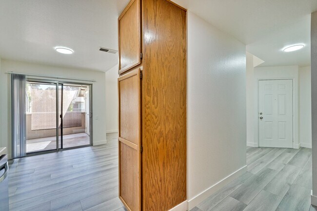 Building Photo - 2 bed 2 bath condo