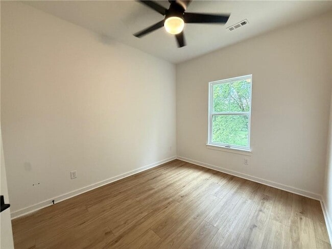 Building Photo - Nice Townhouse Near Campus