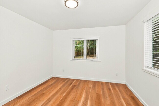 Building Photo - **FULLY REMODELED SAMMAMISH HOME WITH HUGE FENCED YARD!** AVAILABLE NOW FOR RENT!!!