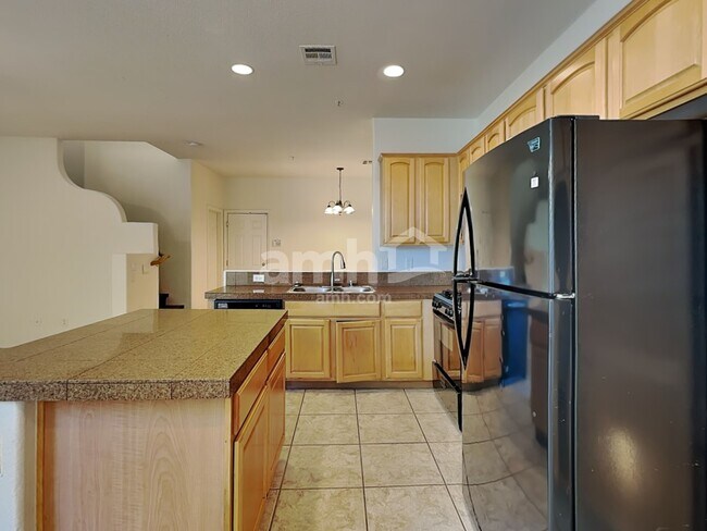 Building Photo - 611 Desert Silk Ct