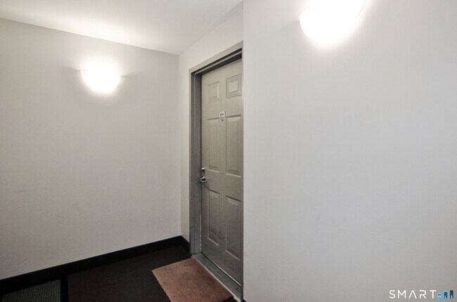 Building Photo - 300 Broad St