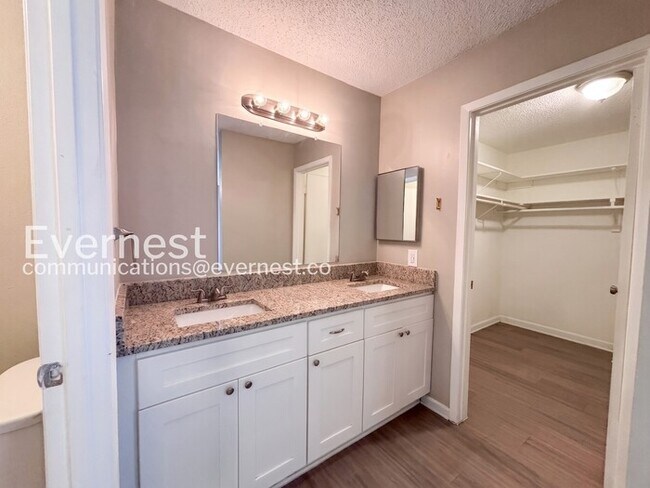 Building Photo - 4 Bed, 2.5 Bath with Fenced Yard & Garage / Pet-Friendly / Available Now!
