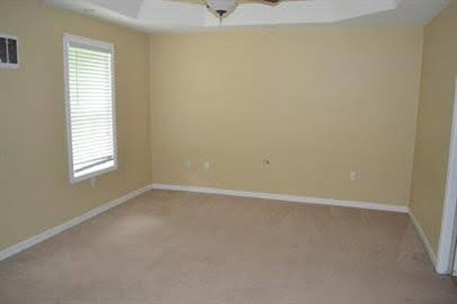 Building Photo - 4 Bedroom Townhome in Lynchburg
