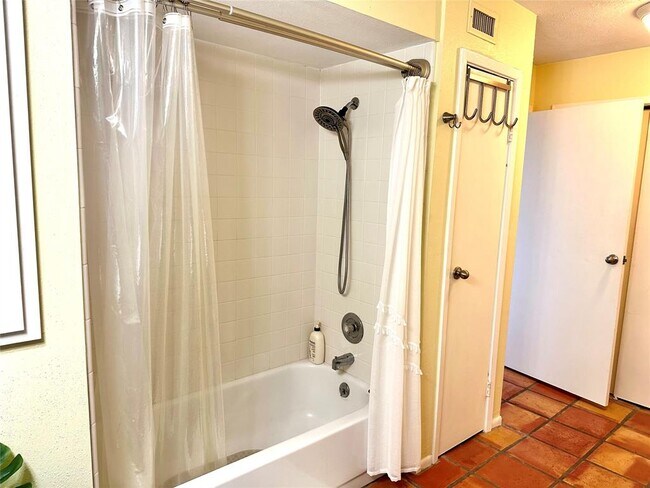 Building Photo - 500 Tiki Dr