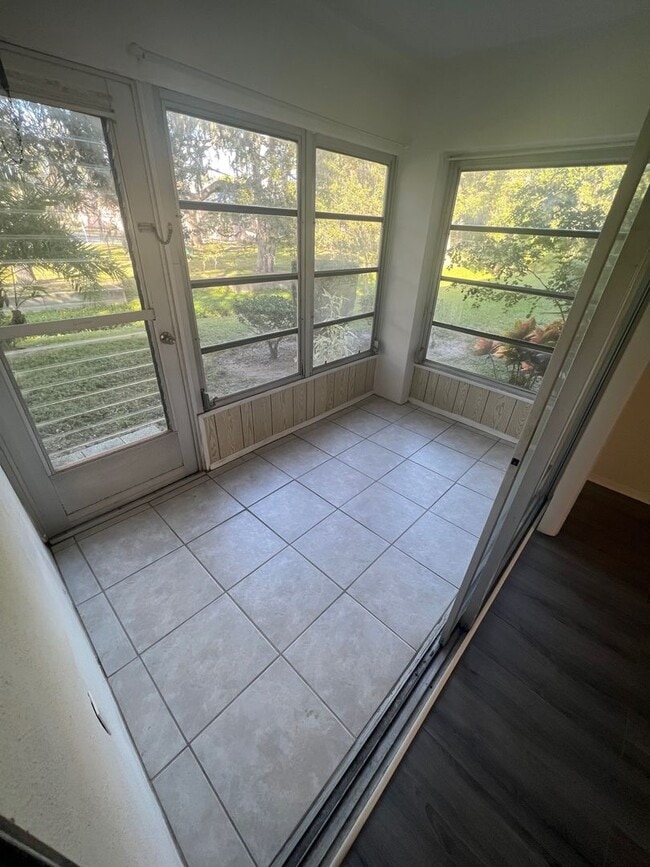 Building Photo - Cute Condo in Greenbriar