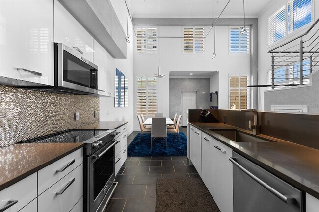 Building Photo - 800 N Tamiami Trl
