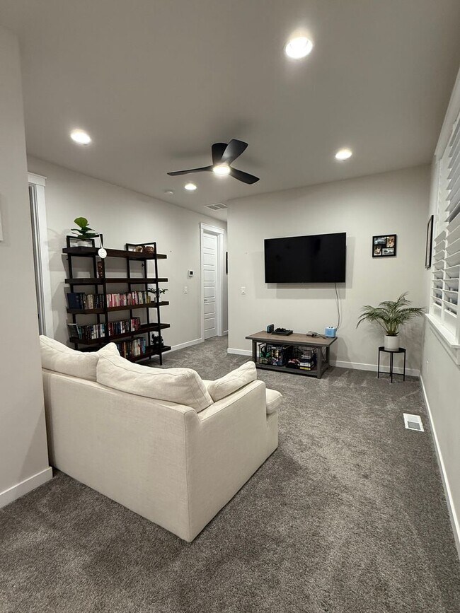 Building Photo - Beautiful Home with lots of upgrades.... A...