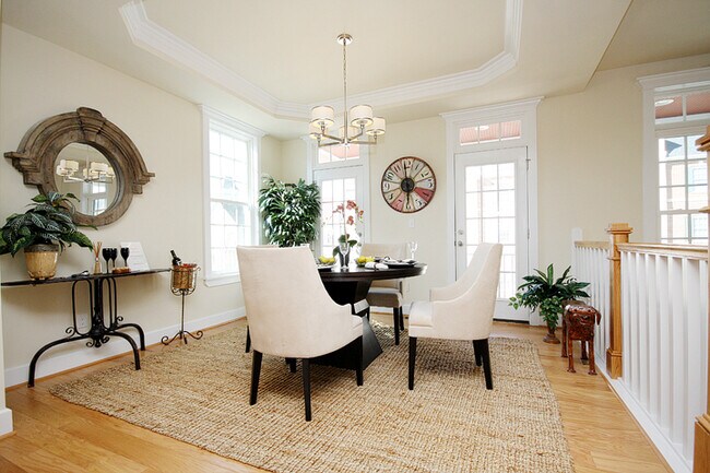 Building Photo - Inviting End-Unit Old Trail Townhome