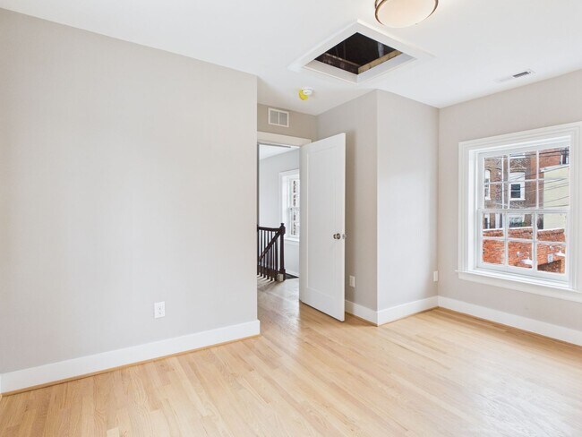Building Photo - 7 E Franklin St