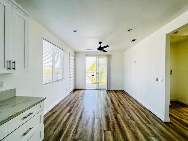 Building Photo - Private 2 bedroom, 1bath back house