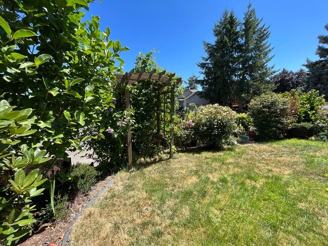 Building Photo - Beautiful 4Bd + 3Ba in Portland!! Offers Beautiful Outdoor Views and Great Gardening Backyards!!
