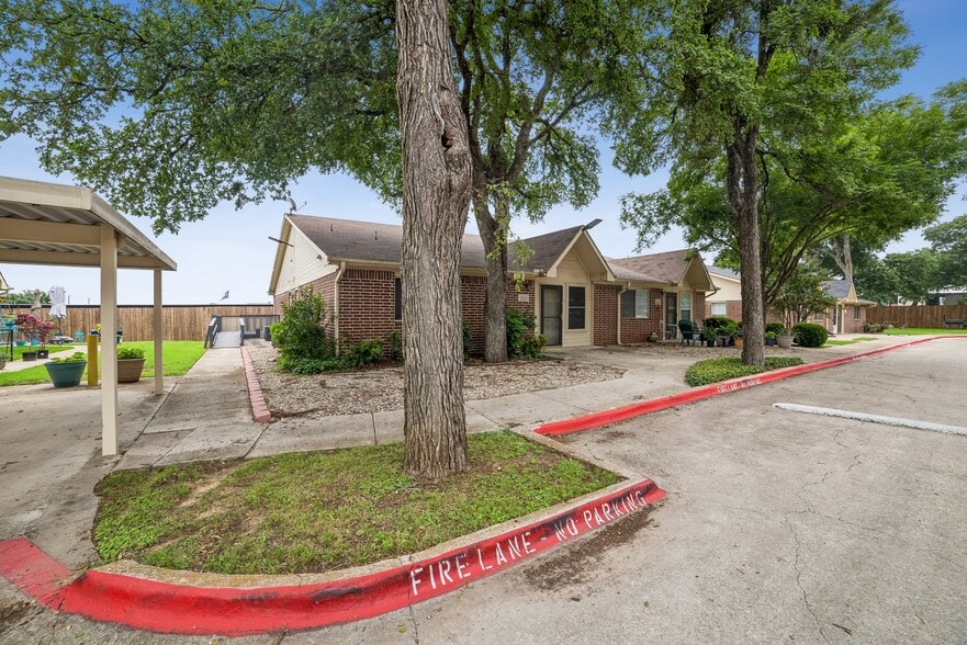 Building Photo - 1604 N Hills Blvd