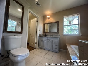 Building Photo - 568 Lake Forest
