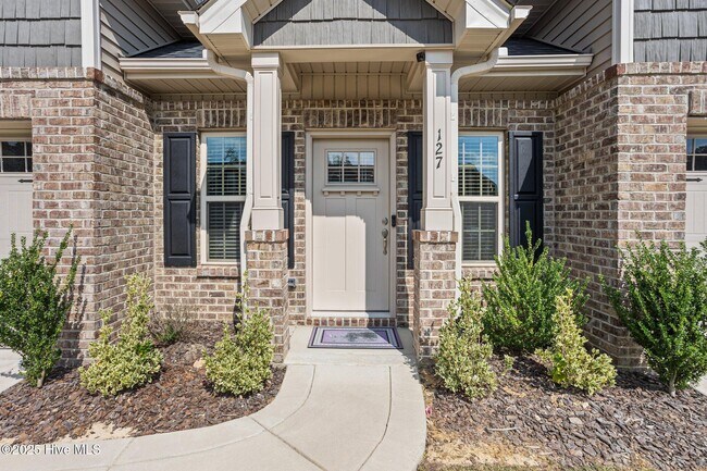 Building Photo - 127 Lark Dr
