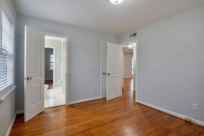 Building Photo - ?969 Oak Grove Road West Homewood!