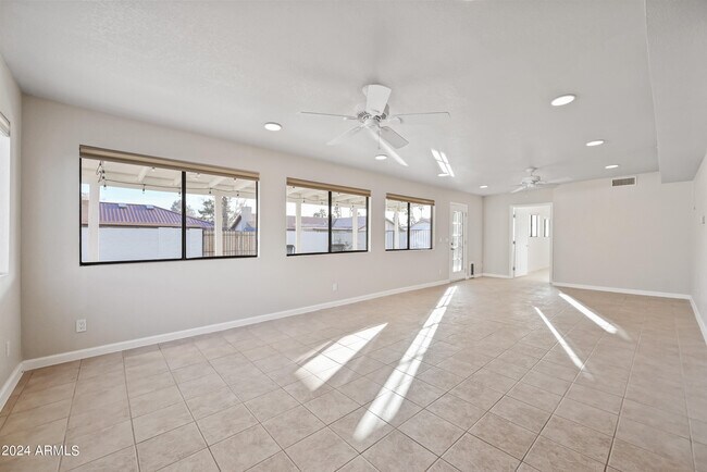 Building Photo - 1831 E La Jolla Dr