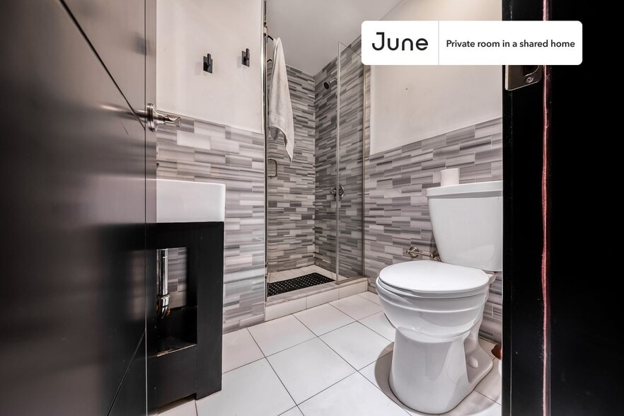 Building Photo - Private bedroom in 5 bed/2 bath Home