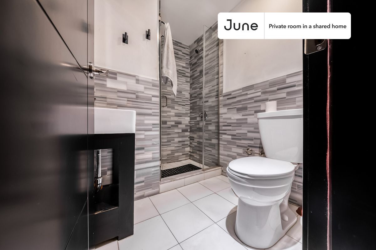 Building Photo - Room in Shared 5 bed/2 bath home