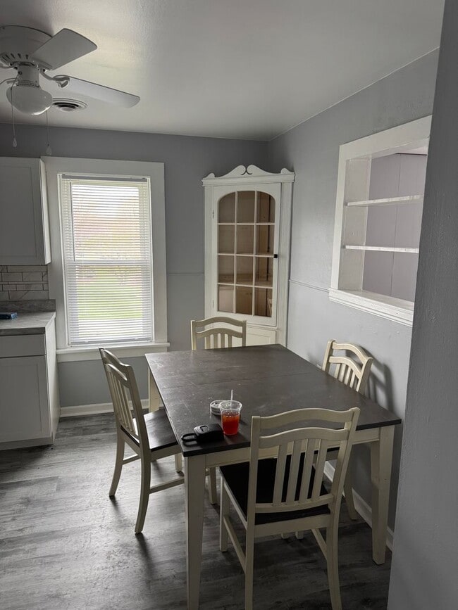 Building Photo - 2nd floor 2 bedroom 1 bath unit