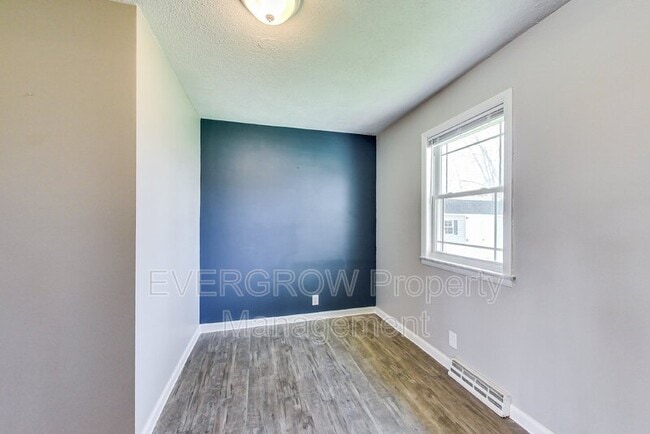 Building Photo - 1302 S Sheridan Ave