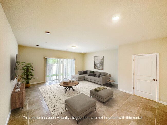 Building Photo - 3 Bedroom, 2.5 Bath Town Home in Winter Park!
