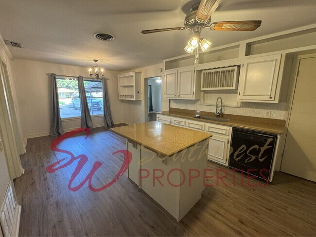 Building Photo - 4 bedroom 2 bath, great neighborhood! One block from TSU football field.