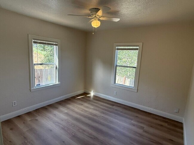 Building Photo - 143 Ladera Dr
