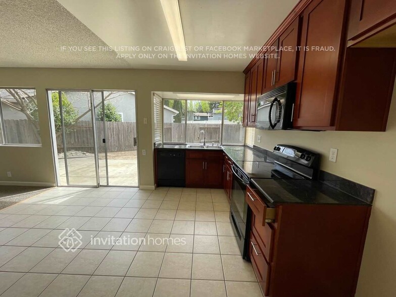 Building Photo - 1385 Meadowlark Dr