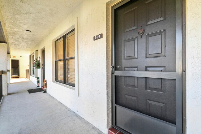 Building Photo - 540 SW South River Dr