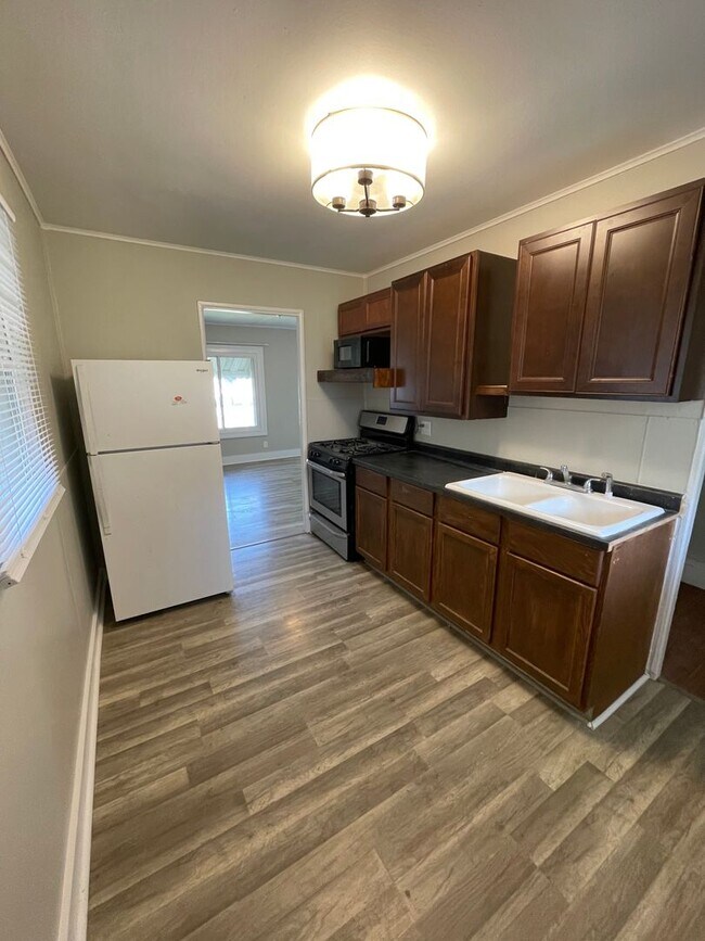 Building Photo - 3 Bedroom Home with Backyard and Garage!