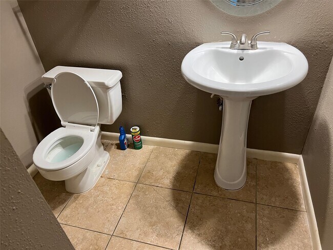 Building Photo - 84 W Park West Dr