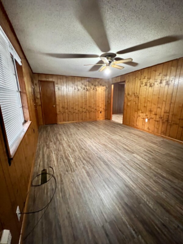 Building Photo - 722 Walnut Rd