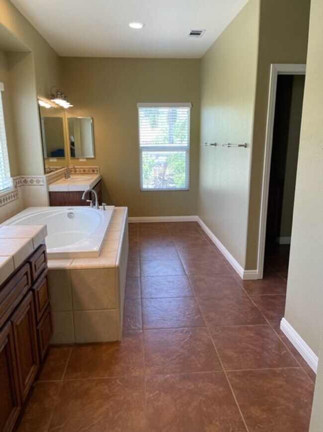 Building Photo - Wine Country awaits