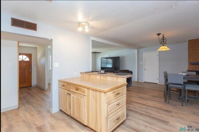 Building Photo - 1403 W Bonita Dr