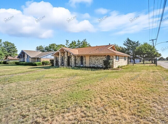 Building Photo - 3538 Hacienda Dr