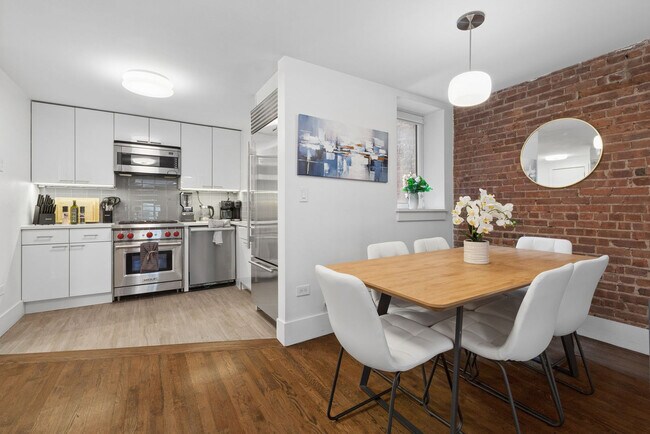 Building Photo - 125 E 83rd St