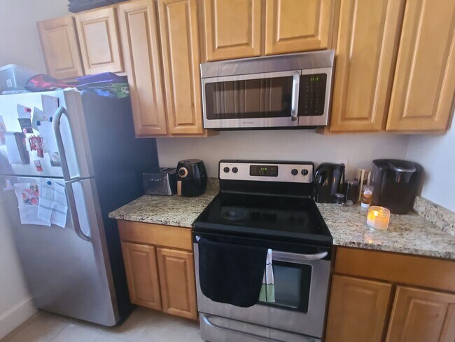 Building Photo - Spacious 2BR/1.5BTH w/ HW Floors, New Kitc...