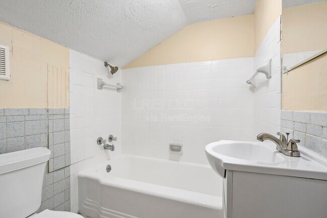 Building Photo - 1458 Beech St