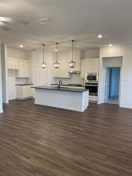 Building Photo - 2207 Primrose Trl