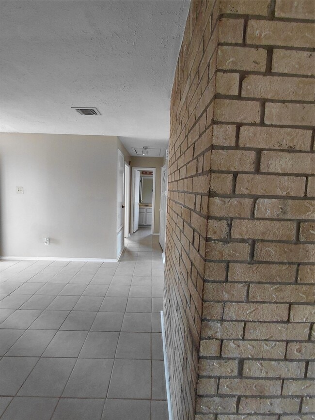 Building Photo - 16511 Parkridge Ct