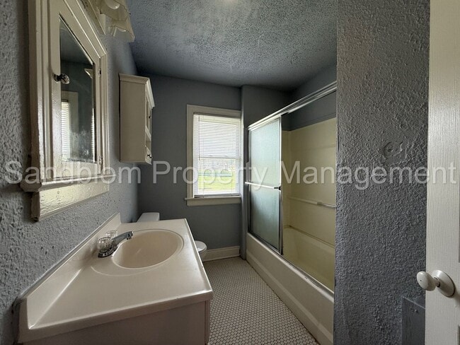 Building Photo - For Lease | University of Tulsa | 2 bed, 1...