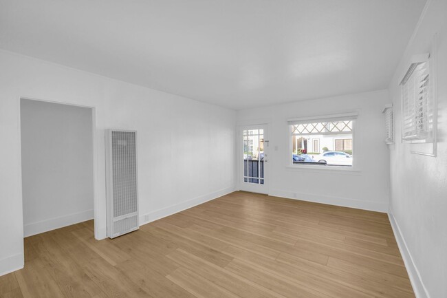 Building Photo - Beautiful bright 2 bedroom in Belmont Shore!