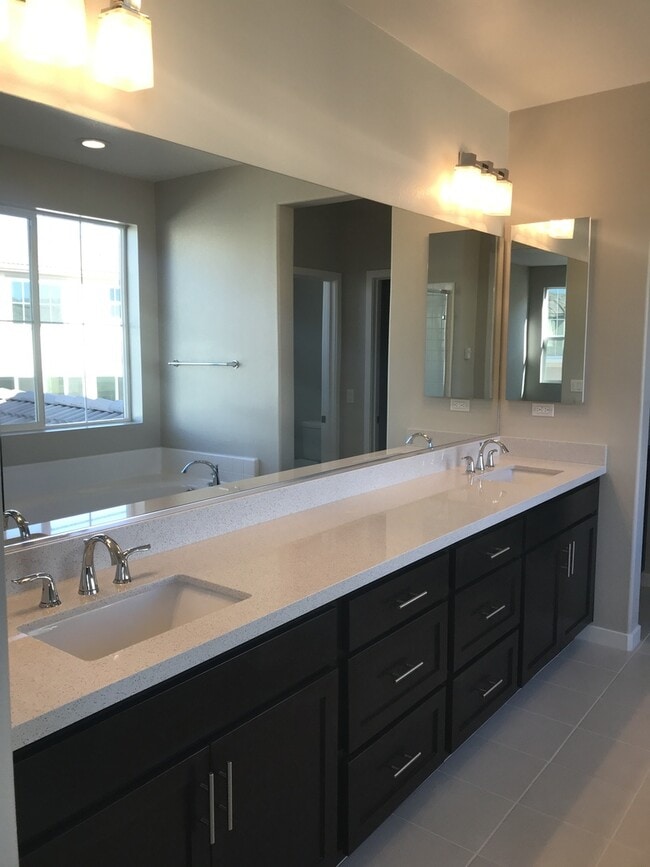 Building Photo - Welcome to beautiful home in Rosetta Canyon!