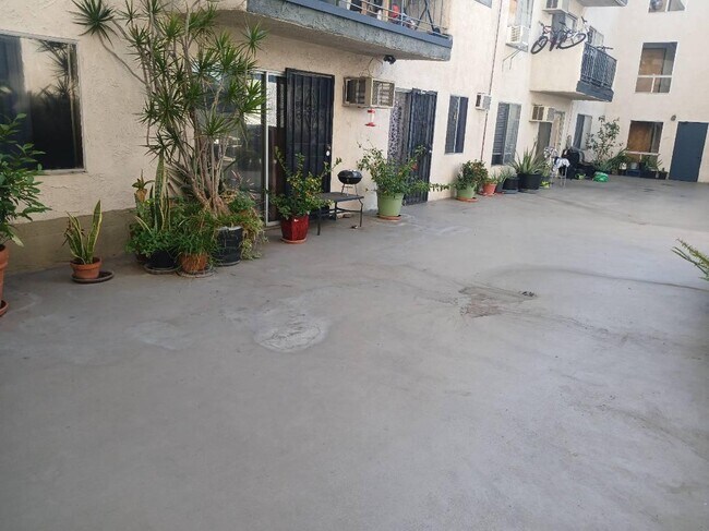 Building Photo - 1405 N New Hampshire Ave