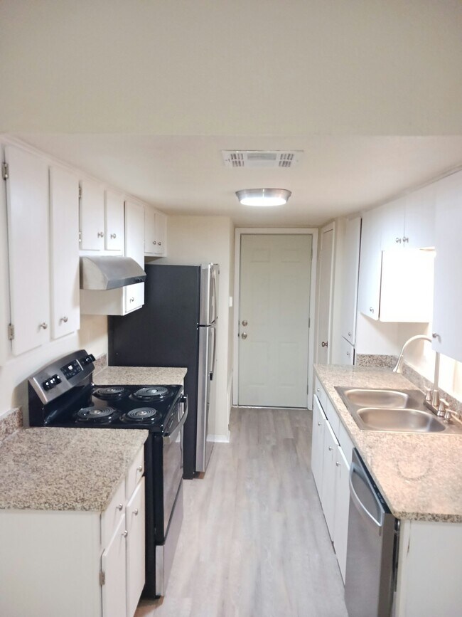 Building Photo - 801 Betsy Ross Dr